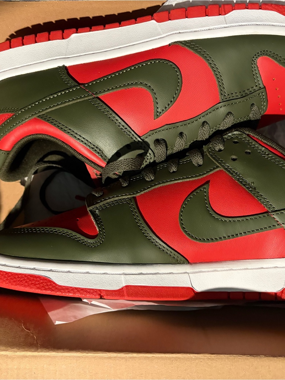 Nike Men’s Low-Top dunk- Olive Green / Red